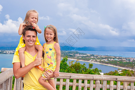 爸爸和女儿们一起在观光甲板上 在美丽的风景背景下图片