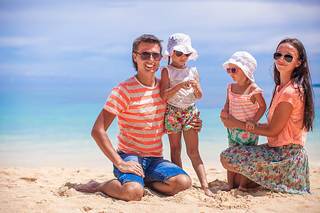四口四口在热带岛屿度假的四口家庭图片