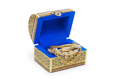 带项链的首饰盒 在白色背景上孤立礼物手镯奢华收藏宝石珠宝盒子宝藏胸部珠子图片