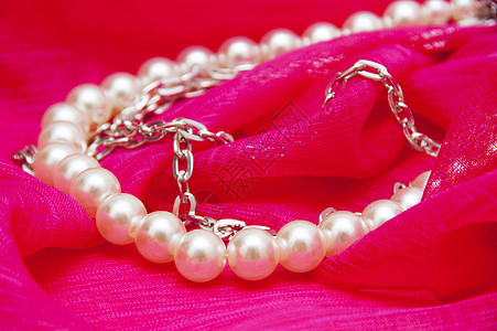 在白色背景上特写等项项链礼物展示细绳宝石宝藏珍珠婚礼购物中心店铺图片