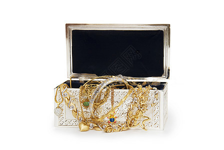 带项链的首饰盒 在白色背景上孤立奢华雕刻冒险盒子珠子礼物收藏魅力古董珍珠图片