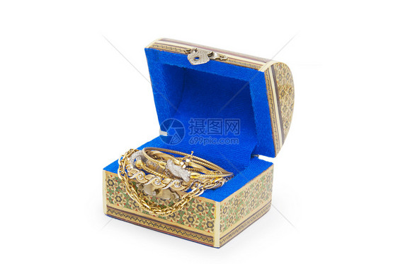 带项链的首饰盒 在白色背景上孤立盒子冒险手镯珍珠礼物宝石收藏首饰珠宝雕刻图片