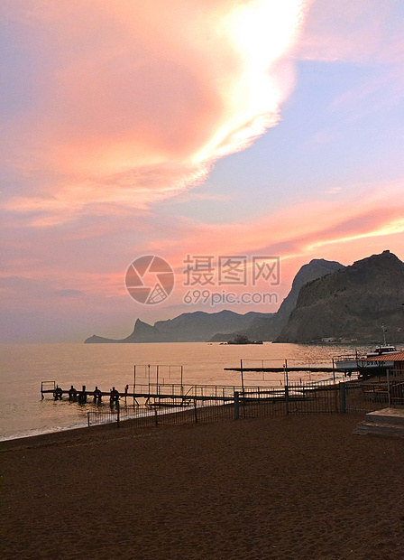 日落时山 海 沙滩图片