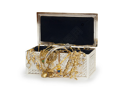 带项链的首饰盒 在白色背景上孤立宝石收藏冒险盒子珠宝礼物手镯财富魅力宝藏图片