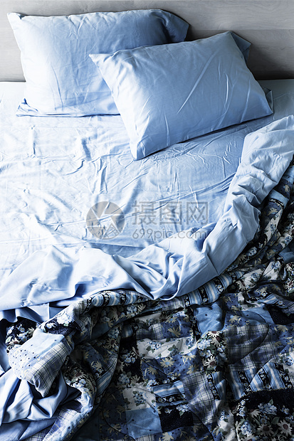 无缝的床铺和被褥图片