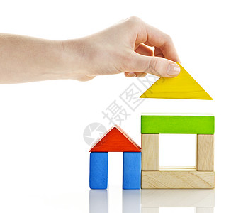 配木块的建筑物房屋建设玩具白色建筑学组装房子建筑童年木头图片