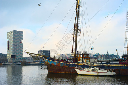 阿姆斯特丹港的Rusty船图片