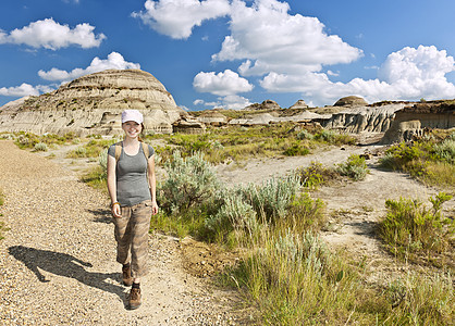 在加拿大艾伯塔省恶地的隐居者沙漠场景微笑踪迹地质学侵蚀远足岩石地形石头图片
