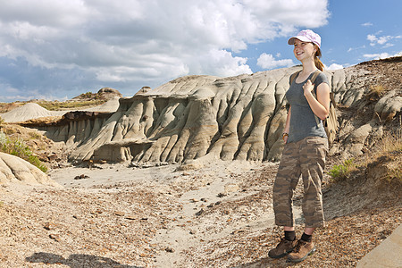 在加拿大艾伯塔省恶地的隐居者岩石沙漠风景青少年地形荒地侵蚀场景女性编队图片