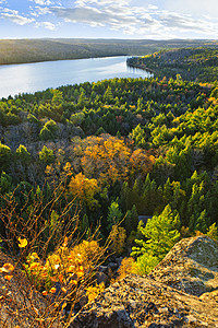 瀑布森林和湖泊顶端视图季节橙子树叶分支机构公园树木叶子松树丘陵树梢图片