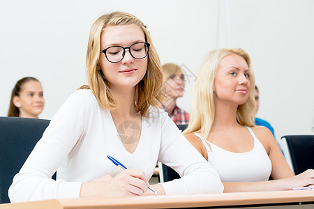 课堂上的学生人数男生男性女士大学桌子幸福蓝色微笑技术青年图片