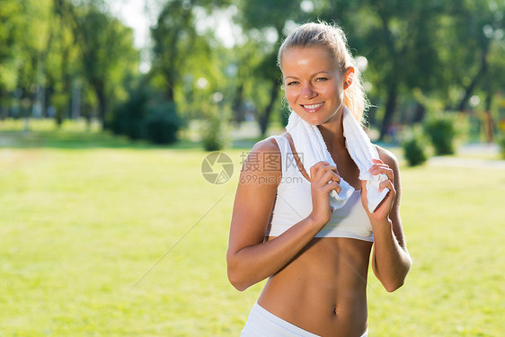 带白毛巾的有魅力的女人瑜伽女孩饮食运动身体微笑女性冥想姿势娱乐图片