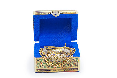 带项链的首饰盒 在白色背景上孤立奢华盒子收藏宝藏雕刻首饰胸部财富礼物珠宝图片