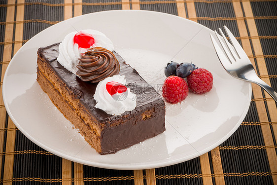 巧克力蛋糕一块蛋糕石板奶油宏观育肥美食甜点餐厅烹饪水果图片