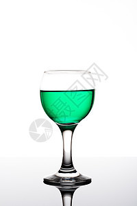 绿色饮料派对液体玻璃工作室奢华红色酒杯器皿反射背景图片