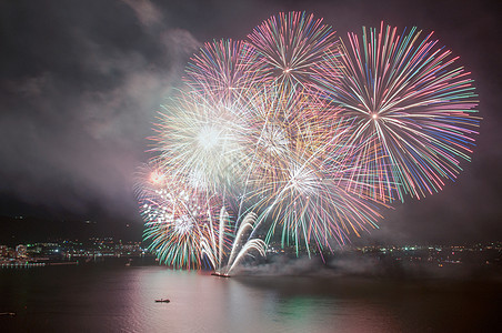 夜间多彩烟花图片