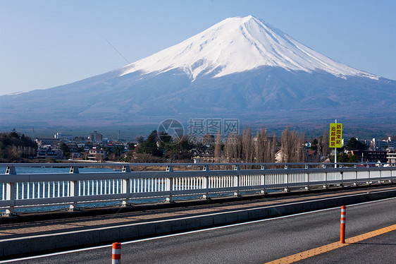 桥上富士山图片