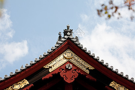在日本神庙屋顶的蓝色天空上有详细信息宗教历史神社旅行建筑艺术寺庙地标神道宝塔图片