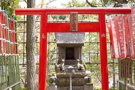 日本一座圣殿的红色门红门图片
