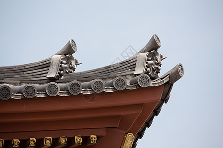 在日本神庙屋顶的蓝色天空上有详细信息文化建筑学访问神道旅游入口神社寺庙木头遗产图片