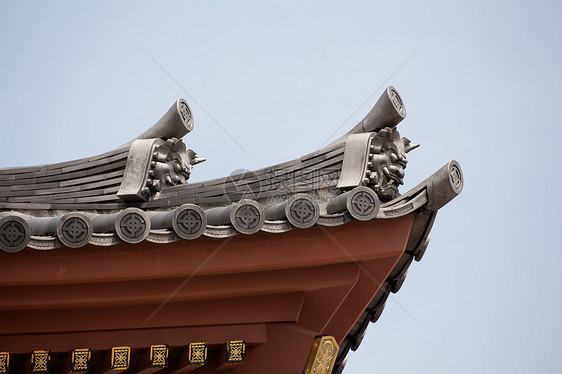 在日本神庙屋顶的蓝色天空上有详细信息文化建筑学访问神道旅游入口神社寺庙木头遗产图片