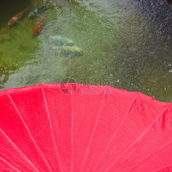 水上红色雨伞图片