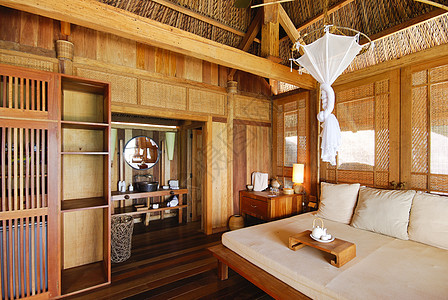 一座木屋的内部内部房间家具玻璃旅行房子木头奢华卧室地毯住宅图片