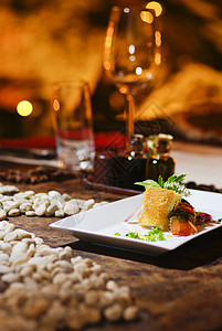 带红酒的浪漫马哈鱼牛排晚餐玻璃蔬菜洞穴柠檬餐厅饮食用餐海鲜食物茄子图片