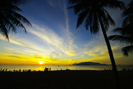 热带热带海滩 人们在周光中背景图片