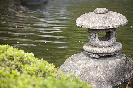 花园中日本风格的绿灯岩图片