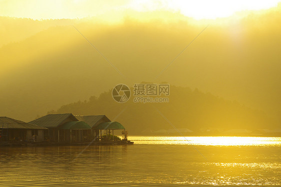 泰国清迈湖大坝的漂浮棚屋折射休息冒险游客旅行公园小屋停留旅游假期图片