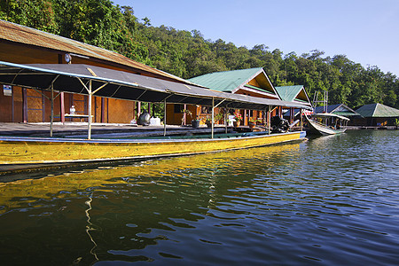 泰国清迈湖大坝的漂浮棚屋停留公园小屋折射旅行游客冒险假期旅游休息图片