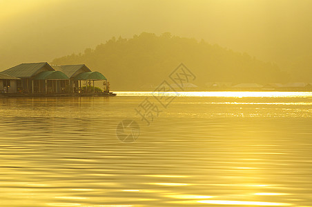 泰国清迈湖大坝的漂浮棚屋旅游停留折射游客旅行休息假期小屋冒险公园图片