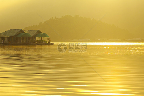 泰国清迈湖大坝的漂浮棚屋旅游停留折射游客旅行休息假期小屋冒险公园图片