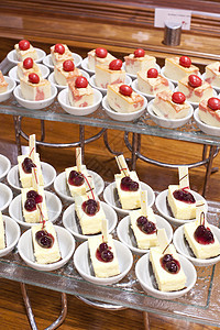 甜甜甜甜甜点等着餐厅客人浆果餐饮庆典饮食薄荷布置树叶眼镜奶昔服务图片