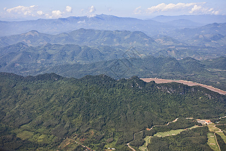 带河流的绿墙绿色山区地貌图片