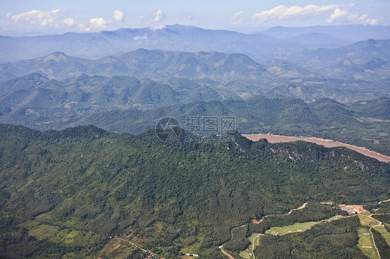 带河流的绿墙绿色山区地貌图片