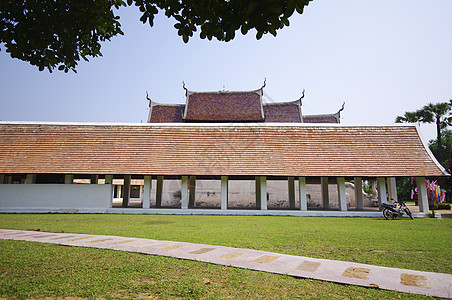 青蓝天空背景的美丽的寺庙屋顶 绿色绿草图片