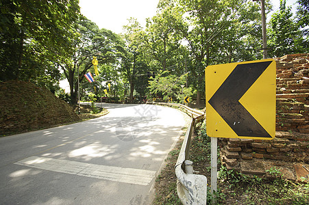 康纳公路上的左标牌图片