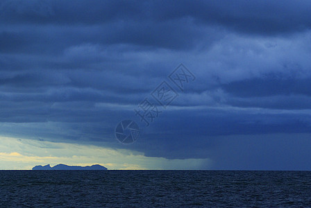 雨前有云的三水海旅行木头海浪爬坡海洋蓝色海岸游客假期森林图片