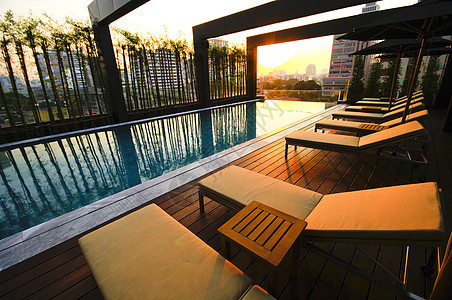 屋顶旅馆配有椅子的游泳池图片