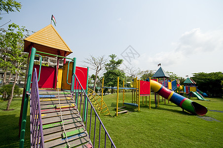 儿童希望公园中间的大型多彩儿童游乐场设备背景