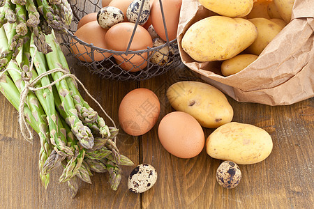 新鲜树 土豆和鸡蛋蔬菜杂货水平季节性营养乡村生产食物农民篮子图片