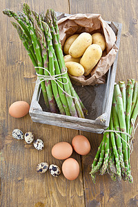 新鲜树 土豆和鸡蛋绿色营养纸袋厨房季节性生产篮子农贸市场乡村蔬菜图片