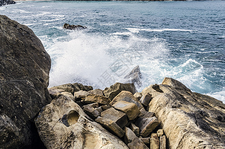 海洋中的岩石蓝色石头天空黄色海浪波浪固体流动图片