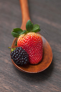 木制木制勺子 草莓和黑莓图片