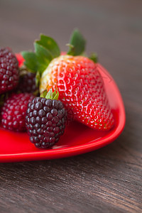 红色多汁草莓和黑莓 红板在木头上乡村野餐甜点烹饪美味食物桌子浆果营养盘子图片