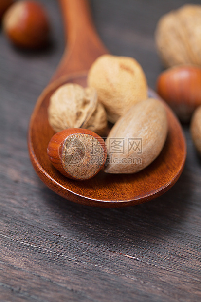 木制木板面有坚果的木制勺子营养核心食物榛子核桃饮食小吃盐渍桌子木板图片