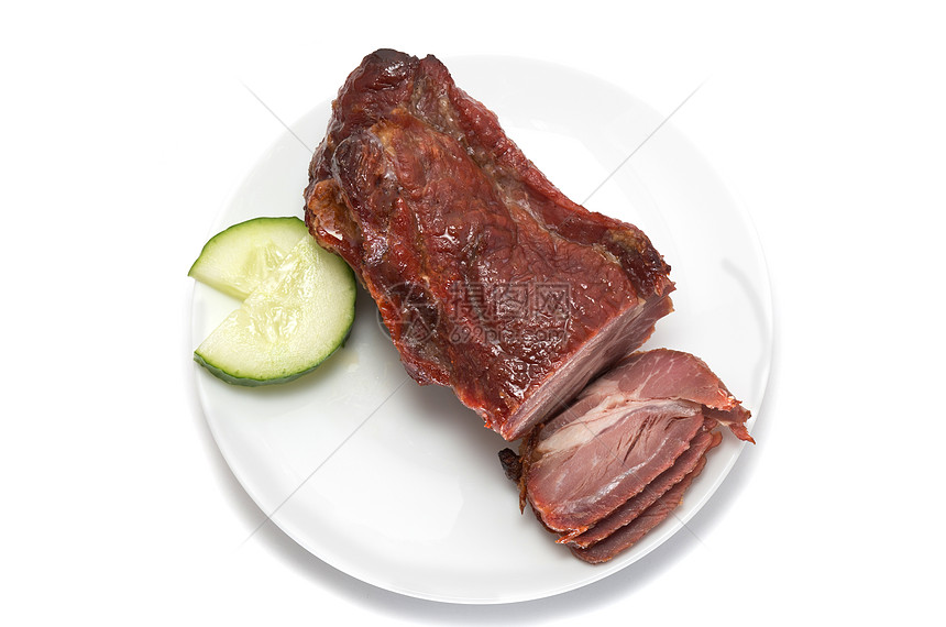 白背景的中国烤猪肉食谱食品煤炭烧烤炙烤派对菜肴黄瓜印章木炭图片
