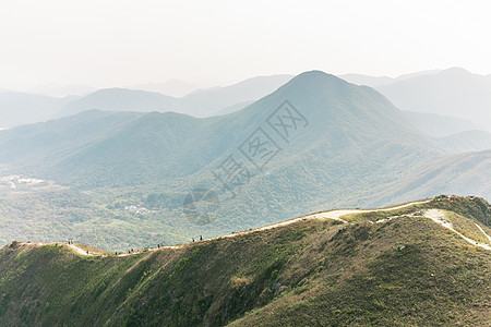 福吉感觉一群人走在山下远足者天空公园国家岩石远足风景团体薄雾海洋图片